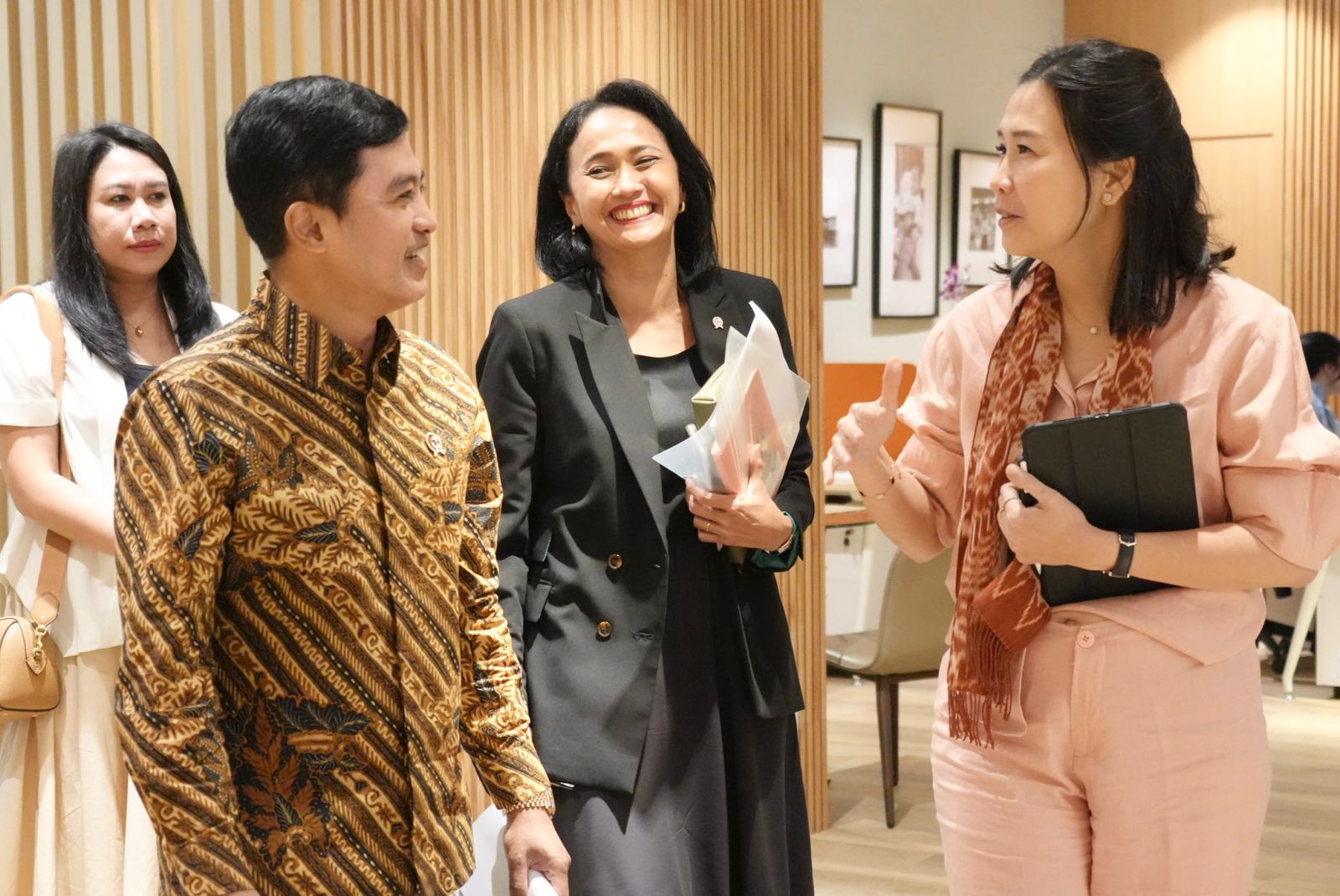 Wamen P2M), Christina Aryani bertemu Wakil Menteri Kesehatan, Dante Saksono Harbuwono dan Wakil Menteri Pemberdayaan Perempuan dan Perlindungan Anak (PPPA), Veronica Tan di Kantor Kementerian Kesehatan. (BeritaNasional/Elvis Sendouw/HO P2MI)