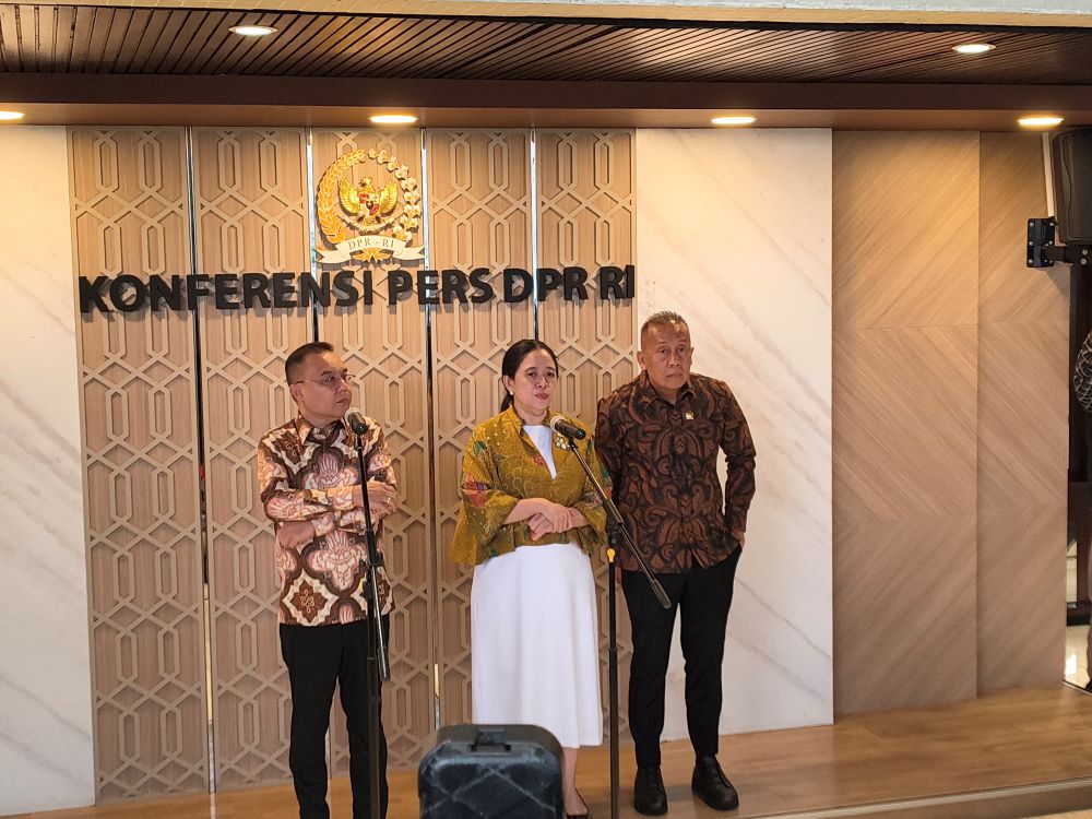 Wakil Ketua DPR Saan Mustopa (kanan) bersama Ketua DPR Puan Maharani di Gedung Parlemen, Jakarta. (BeritaNasional/Ahda Bayhaqi)