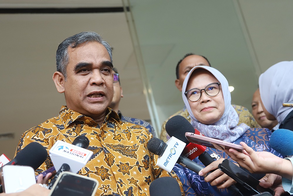 Ketua MPR Ahmad Muzani (kiri) saat diwawancarai di Gedung BPK. (BeritaNasional/Elvis Sendouw)