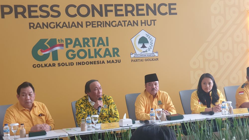 Politikus Partai Golkar Muhidin Mohamad Said (dua dari kiri) saat konferensi pers. (BeritaNasional/Bachtiar)