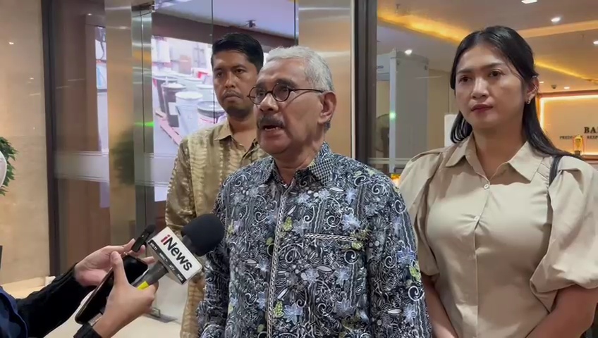 Kuasa hukum keluarga almarhum Arya Daru Pangayunan, Nicholay Aprilindo (tengah), saat memberikan keterangan. (BeritaNasional/Bachtiarudin Alam)