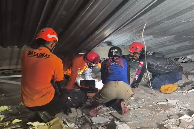 Tim Basarnas gabungan mengevakuasi korban/santri yang menjadi korban gedung ambruk Ponpes Al Khoziny. (BeritaNasional/istimewa)