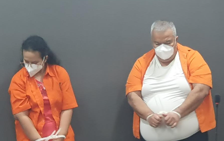 Dua tersangka Dirut PT SPR Rahman Akil dan Direktur Keuangan Debby Riauma Sari korupsi pengelolaan keuangan PT SPR. (BeritaNasional/Bactiaruddin Alam)