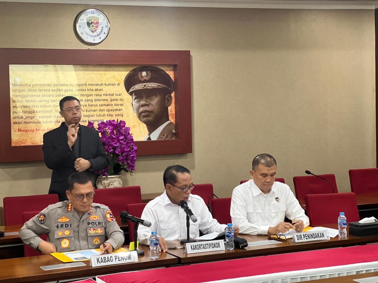 Direktur Penindakan Kortastipidkor Brigjen Pol Totok Suharyanto (kanan) saat konferensi pers. (Foto/Istimewa)