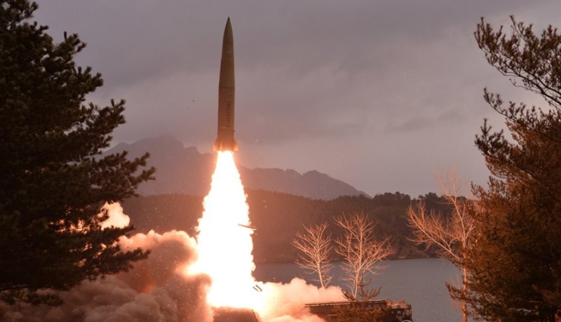 Korut Luncurkan Rudal, Jepang: Tidak Mendarat di Wilayah Kami Ilustrasi Korut luncurkan rudal (Foto/Yonhap)