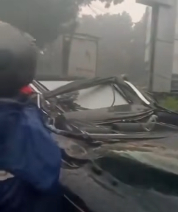 Kronologi Eks Direktur PT Danareksa Harry Nugroho Meninggal Tertimpa Pohon Kondisi mobil Lexus milik Harry Nugroho ringsek akibat pohon tumbang. (BeritaNasional/tangkapan layar)