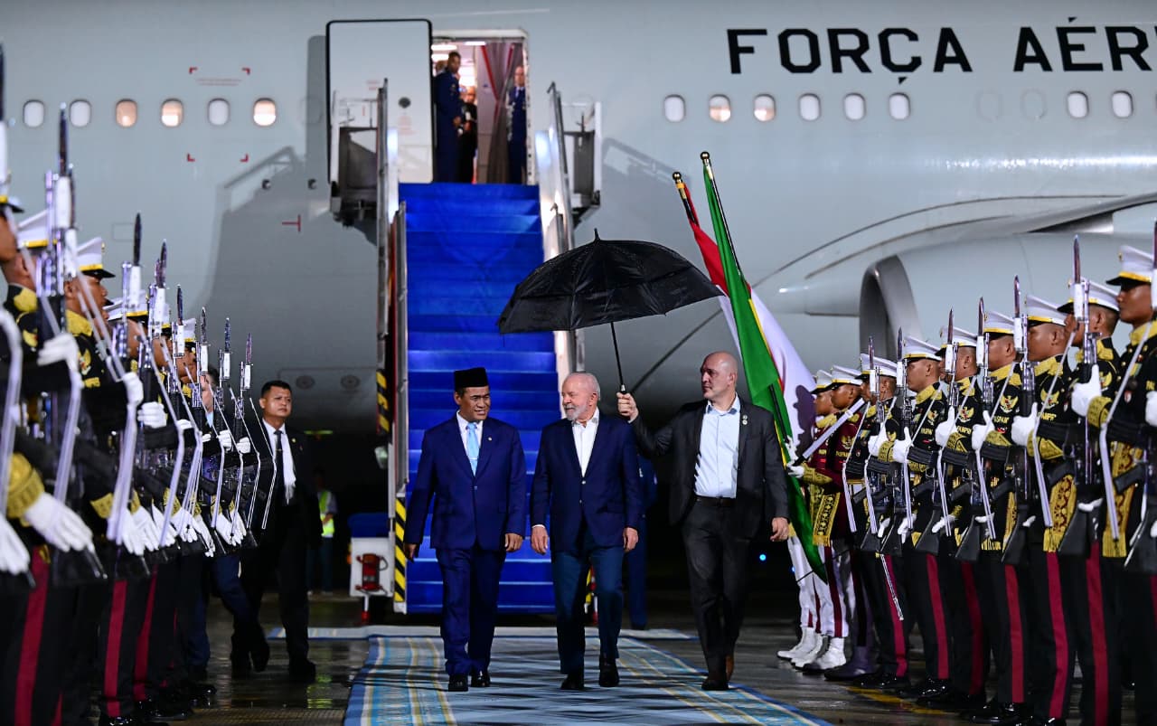 Presiden Republik Federasi Brasil Luiz Inácio Lula da Silva disambut Mentan Andi Amran Sulaiman di Lanud Halim P Jakarta. (BeritaNasional/Setpres)