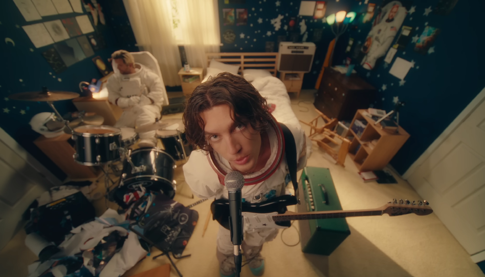 Tangkapan layar klip video lagu XXL oleh LANY. (Foto/YouTube LANY)