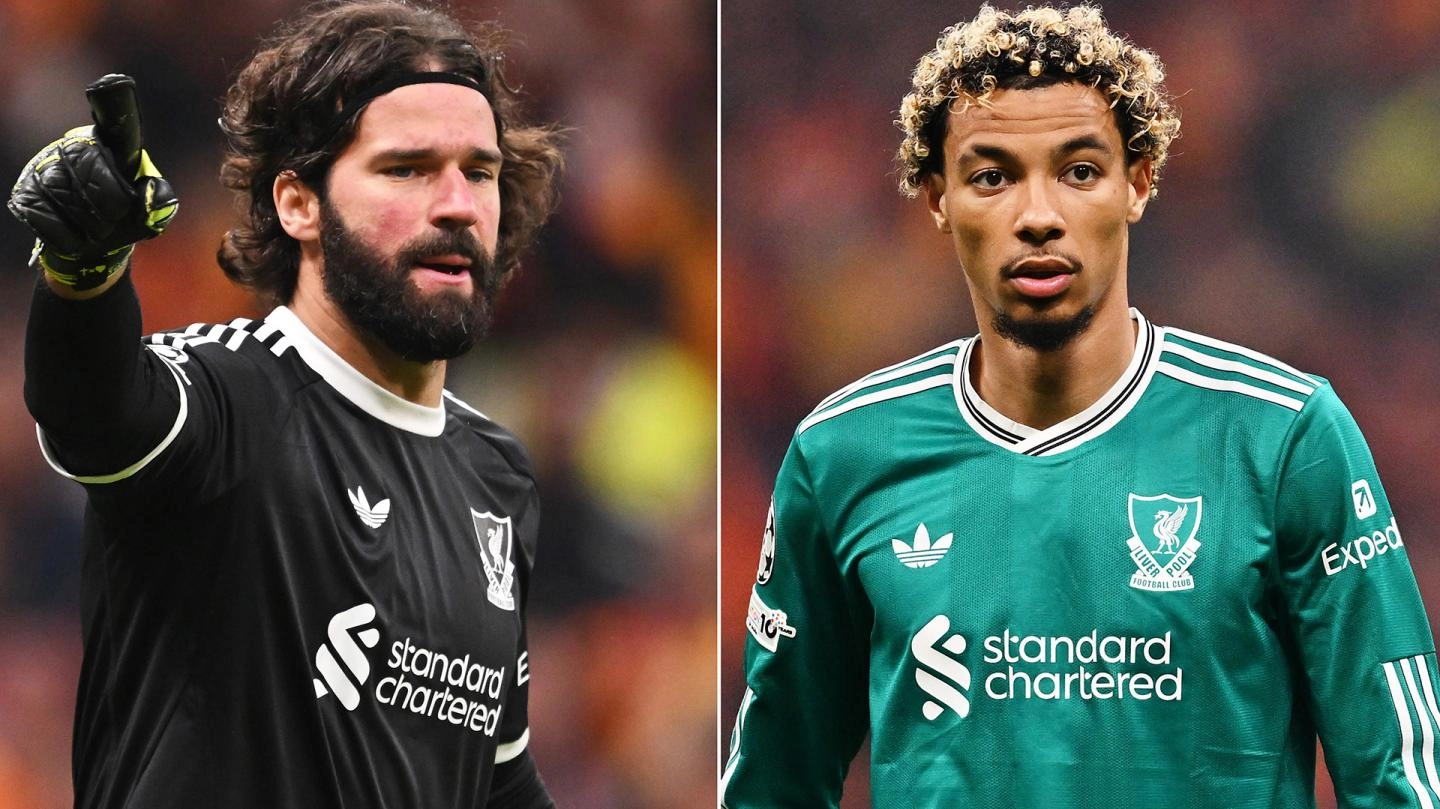 Kiper Liverpool Alisson Becker (kiri) dan Hugo Ekitike dibekap cedera. (Foto/liverpoolfc.com)