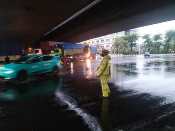 Macet di sejumlah ruas jalan Jakarta, imbas hujan lebat dan banjir. (Foto/@tmcpoldametro)