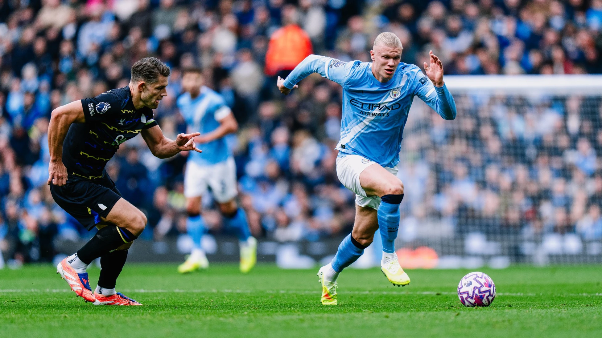 Manchester City Tumbangkan Everton, Haaland Cetak Brace Bomber Manchester City Erling Haaland (kanan). (Foto/mancity.com)