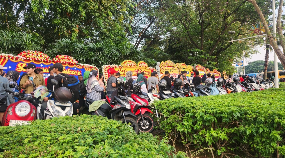 Parkir kendaraan penuh di Monas. (BeritaNasional/Panji)