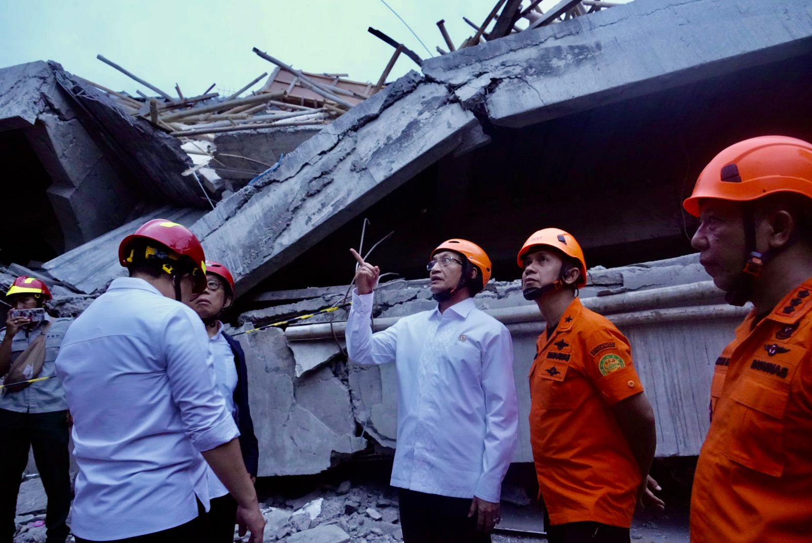 Menag Nasaruddin tinjau bangunan ambruk di Pesantren Al Khoziny Sidoarjo. (Foto/Kemenag RI)