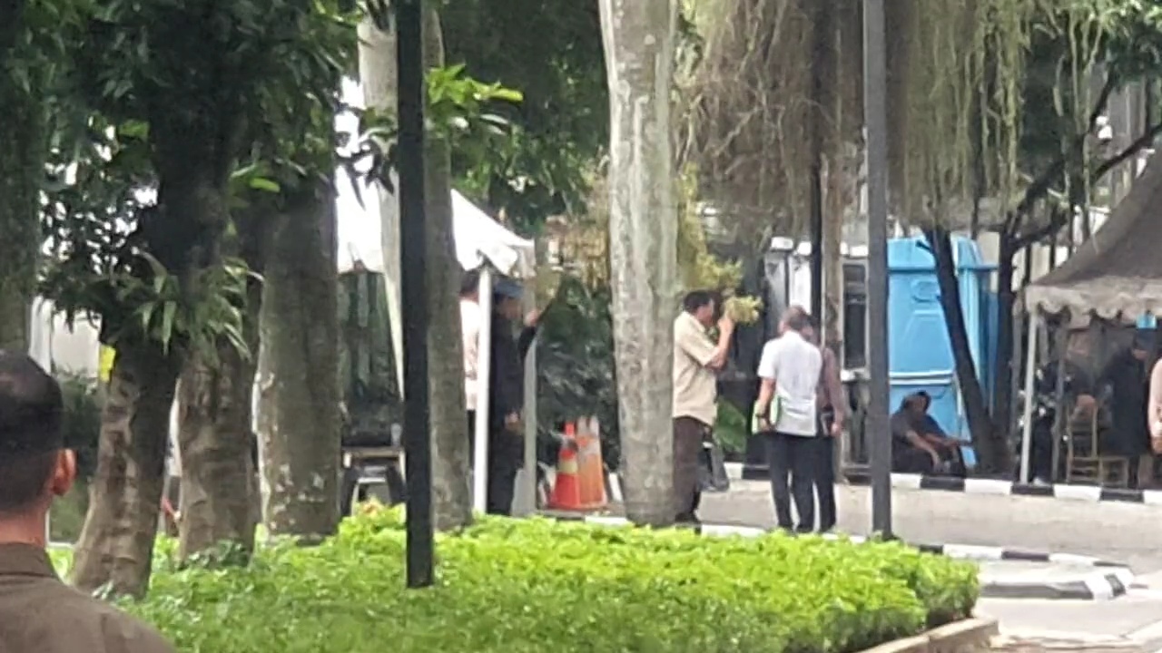 Menhan Sjafrie Sjamsoeddin setelah mengunjungi kediaman Presiden Prabowo Subianto di Kertanegara, Jaksel. (BeritaNasional/Bachtiarudin Alam)