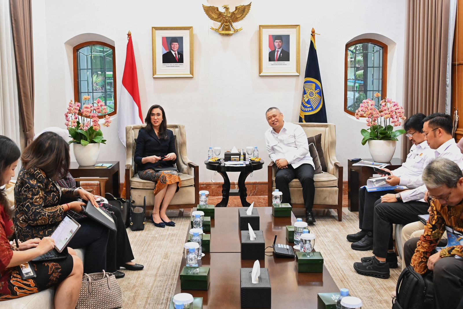 Kemenhub Dukung Pengembangan Pariwisata Lewat Peningkatan Konektivitas dan Infrastruktur Transportasi Menhub Dudy dan Menpar Widiyanthi membahas konektivitas. (Foto/Kemenhub)