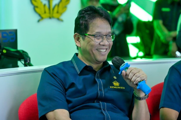 Menkeu Bakal Terapkan Sanksi Denda Importir Baju Bekas Ilegal Menkeu bakal terapkan sanksi denda importir baju bekas ilegal. (Foto/@menkeuri)