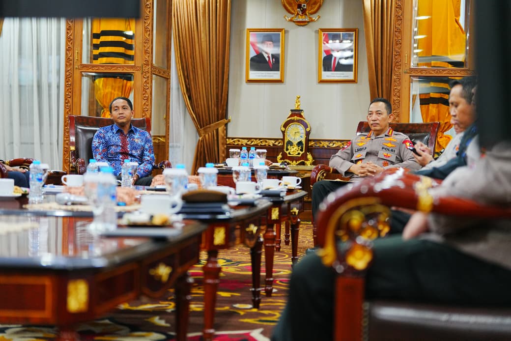 Menteri Kehutanan (Menhut) Raja Juli Antoni saat bertemu Kapolri. (Foto/istimewa)
