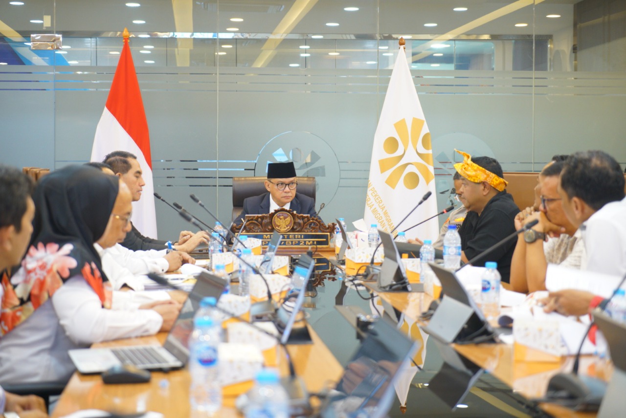 Menteri P2MI terima audiensi perwakilan demonstran yang menggelar aksi unjuk rasa di depan kantor KemenP2MI. (BeritaNasional/Elvis Sendouw/HO P2MI)