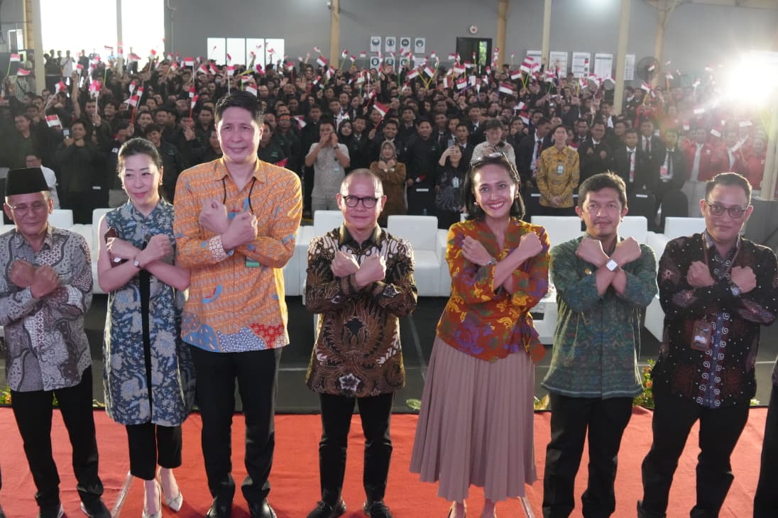 Menteri Pelindungan Pekerja Migran Indonesia (P2MI) Mukhtarudin melepas 600 calon pekerja migran Indonesia (CPMI). (BeritaNasional/Elvis Sendouw/HO P2MI)