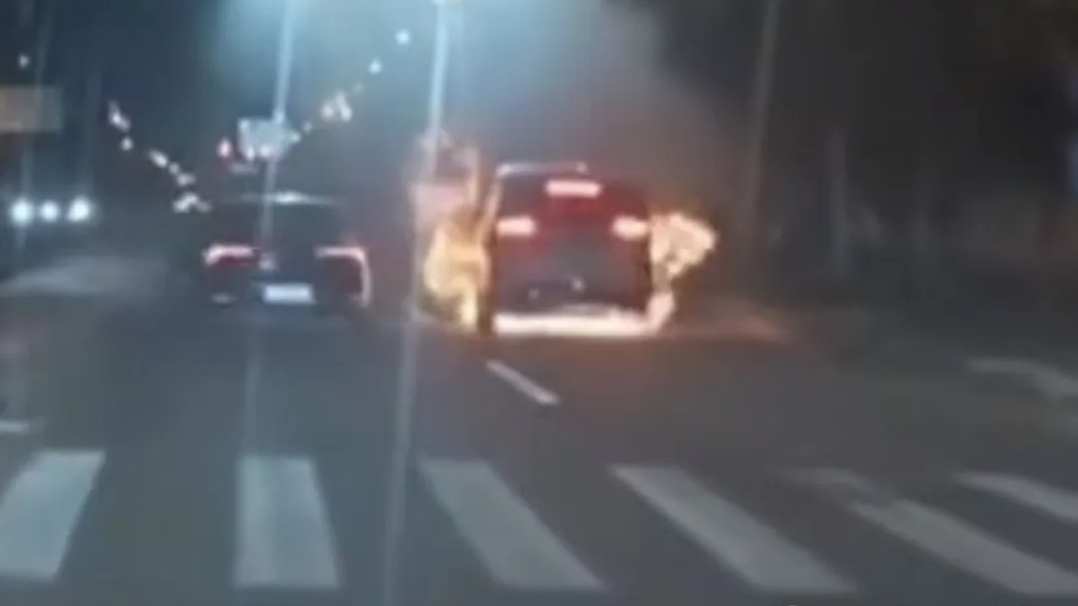 Kebakaran mobil listrik Li Auto Mega di Shanghai. (Foto/Dianchejie)