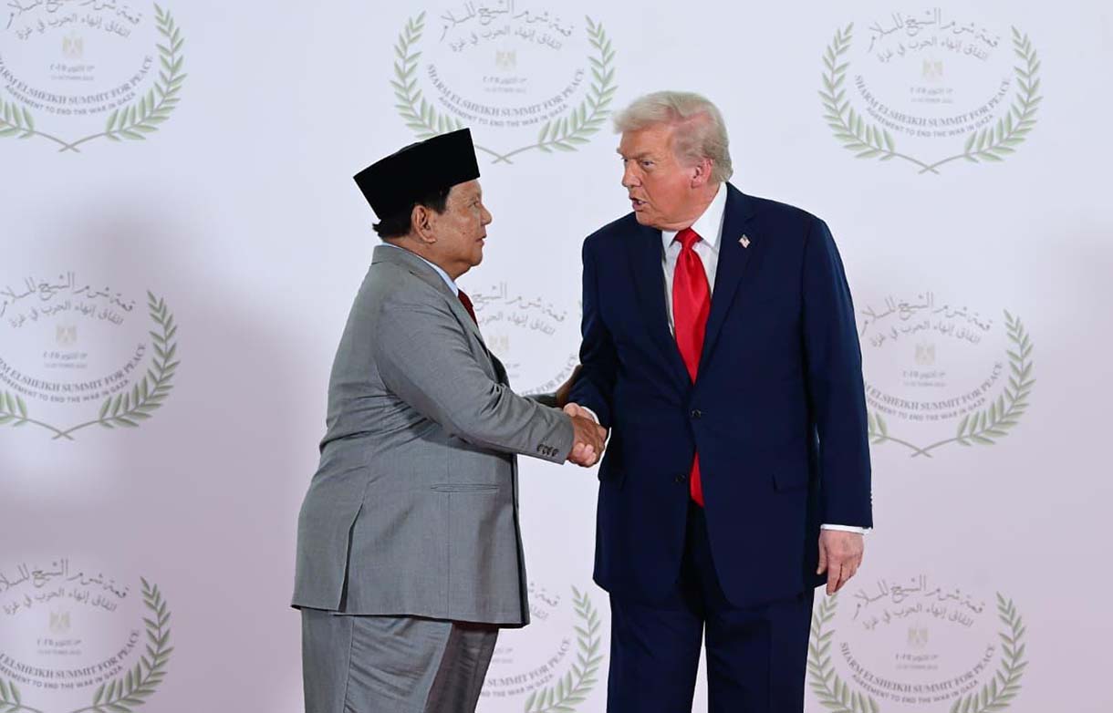 Presiden Prabowo Subianto bersalaman dengan Presiden Amerika Serikat (AS) Donald Trump saat menghadiri Konferensi Tingkat Tinggi (KTT) Perdamaian Gaza di Sharm El-Sheikh, Mesir, Senin (13/10/2025). (Biropers)