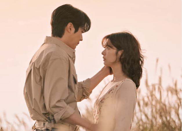 Momen mendebarkan Choi Woo Shik dan Jung So Min di ladang ilalang. (Foto/SBS Drama Official)