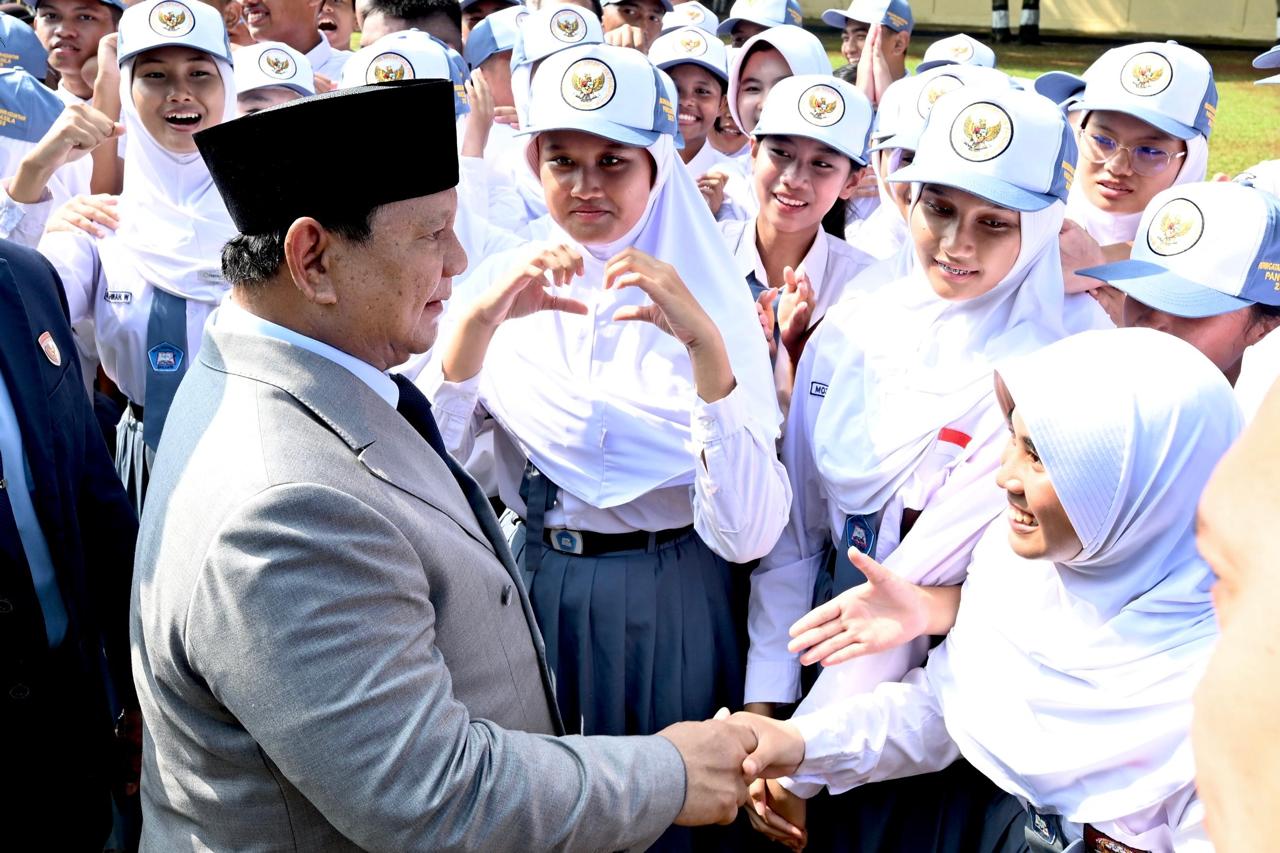 Presiden Prabowo Subianto menyapa siswa yang hadir dalam upacara Kesaktian Pancasila di Jakarta Timur. (BeritaNasional/Setpres)