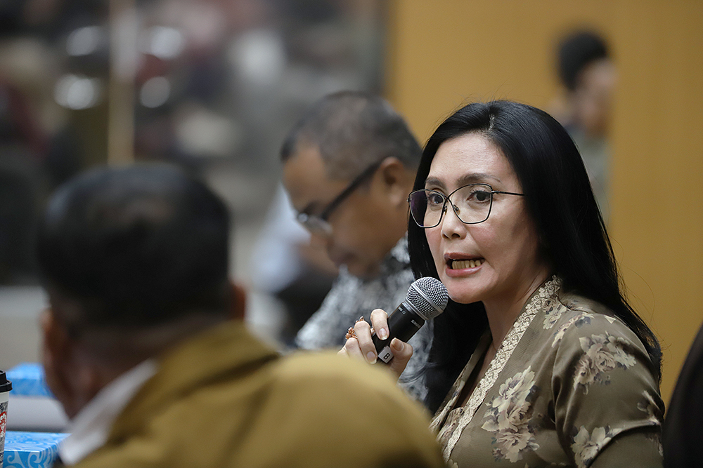 Anggota Komisi VI DPR Rieke Diah Pitaloka memberikan pandangan saat diskusi  Forum Legislasi Tema "Pengesahan RUU BUMN Harapkan Percepat Kemajuan Ekonomi Nasional" . (BeritaNasional/Elvis Sendouw)