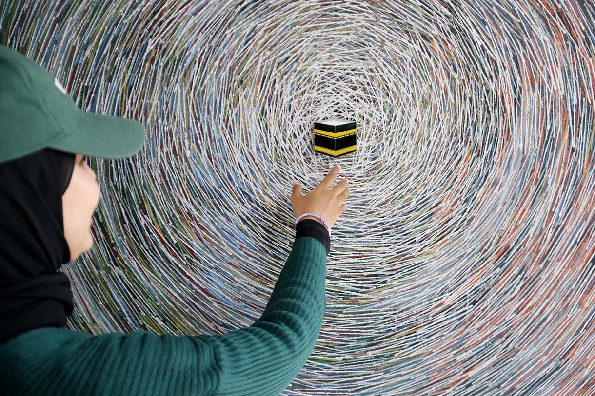 Pengunjung mengamati lukisan dalam pameran Jakarta Artmosphere 2025 di Tebet Eco Park, Jakarta, Selasa (21/10/2025).  (Beritanasional.com/Okeatmaja)