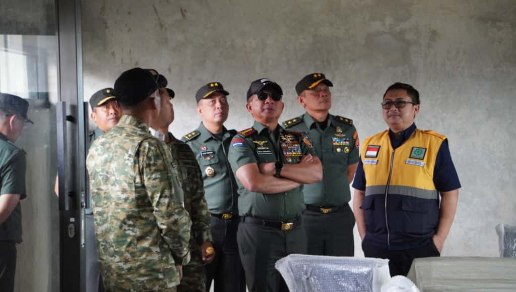 Panglima TNI Jenderal Agus Subiyanto (tengah) saat memantau pemangunan Fasilitas Latihan Multidimensi Pusdiklat Kopassus. (Foto/Dok TNI)