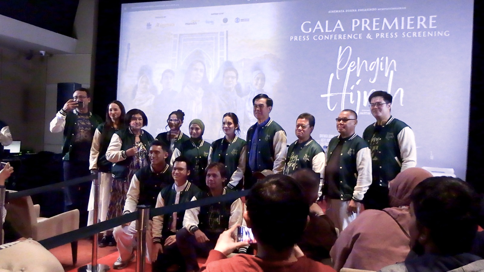Para pemain film Pengin Hijrah saat konferensi pers di Plaza Indonesia. (Foto/Satria)