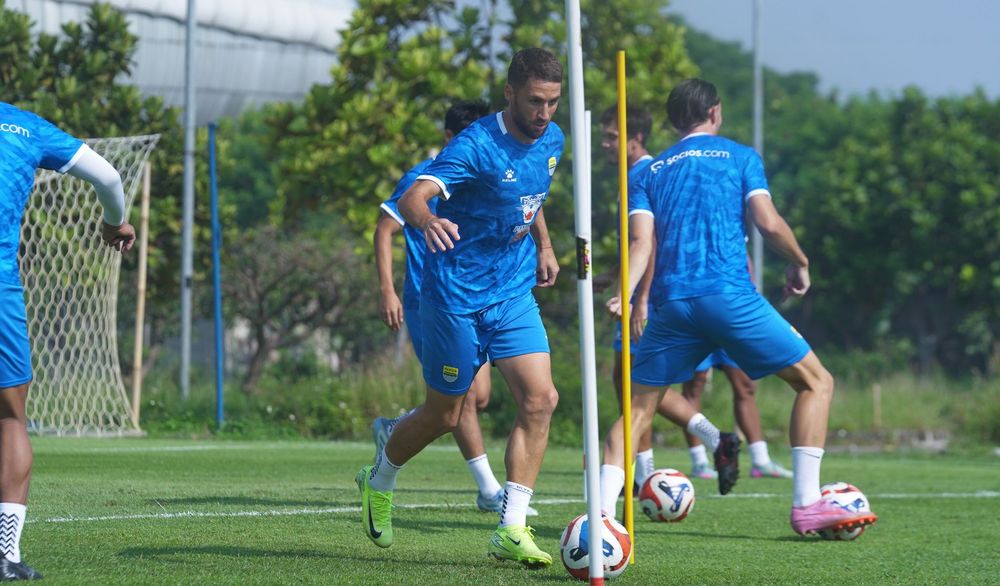 Para penggawa Persib Bandung tengah berlatih fisik. (Foto/persib.co.id)