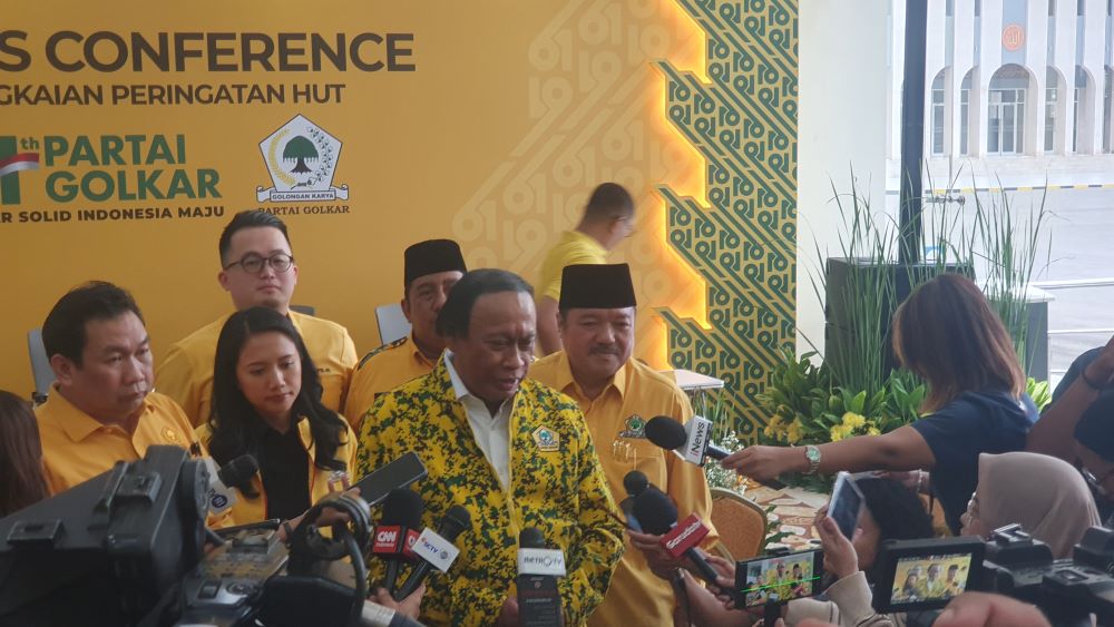Ketua Penyelenggara HUT Ke-61 Golkar Muhidin Mohamad Said (tiga dari kiri) saat diwawancarai. (BeritaNasional/Bachtiar)