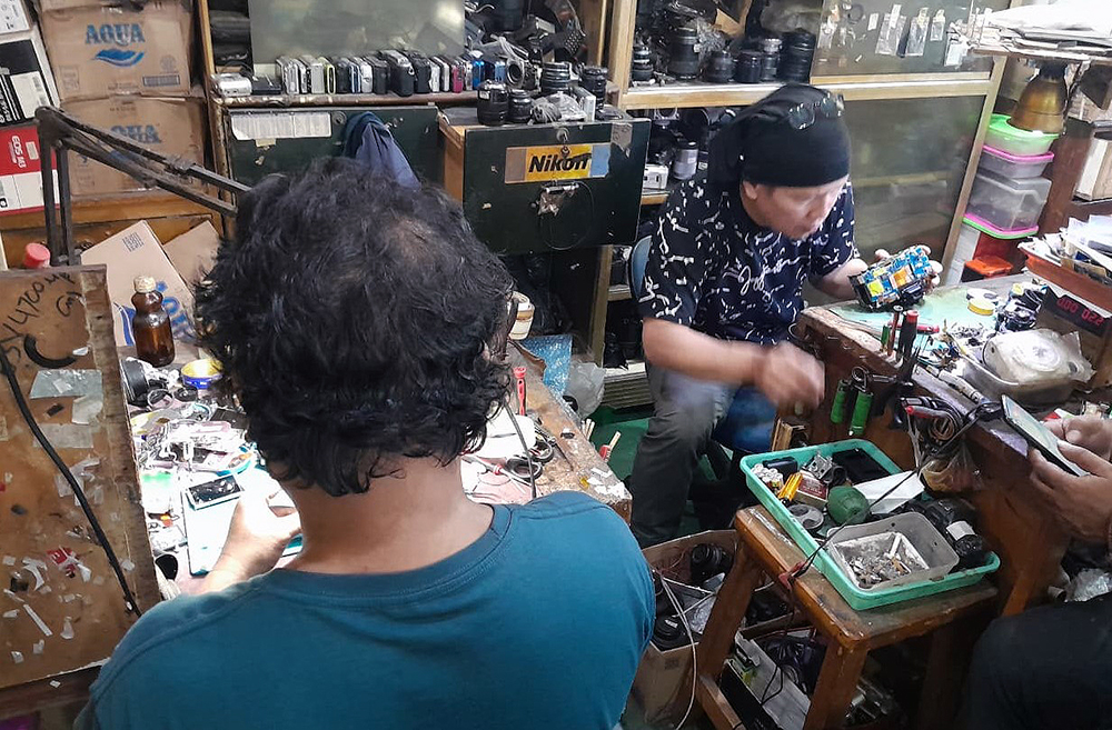 Jasa perbaikan kamera di kawasan Atom Plaza Pasar Baruj Jakarta. (BeritaNasional/Elvis Sendouw)