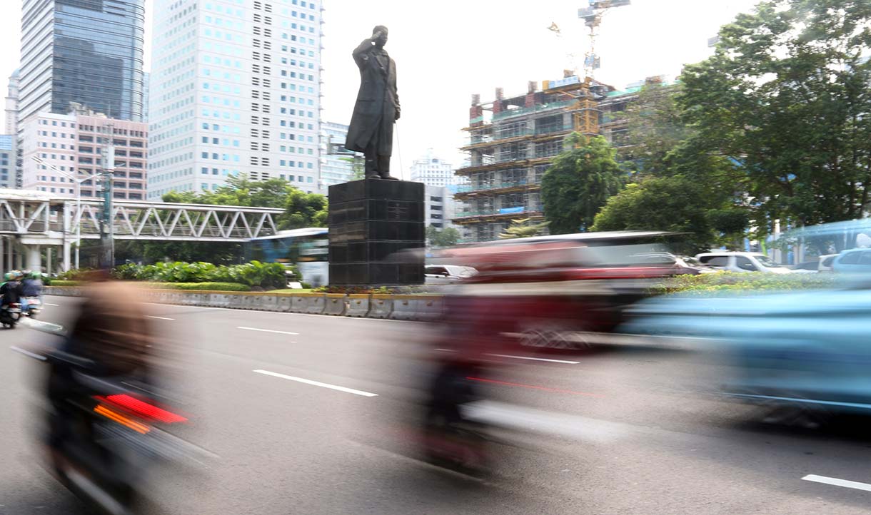 Kendaraan melintas di Jalan Jenderal Sudirman, Jakarta, Jumat (3/1/2025). (Beritanasional.com/Oke Atmaja)