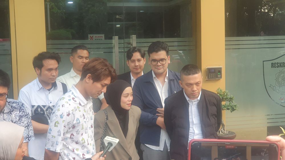 Pedangdut kondang Lesti Kejora selesai diperiksa polisi di Polda Metro Jaya. (BeritaNasional/Bachtiarudin Alam)