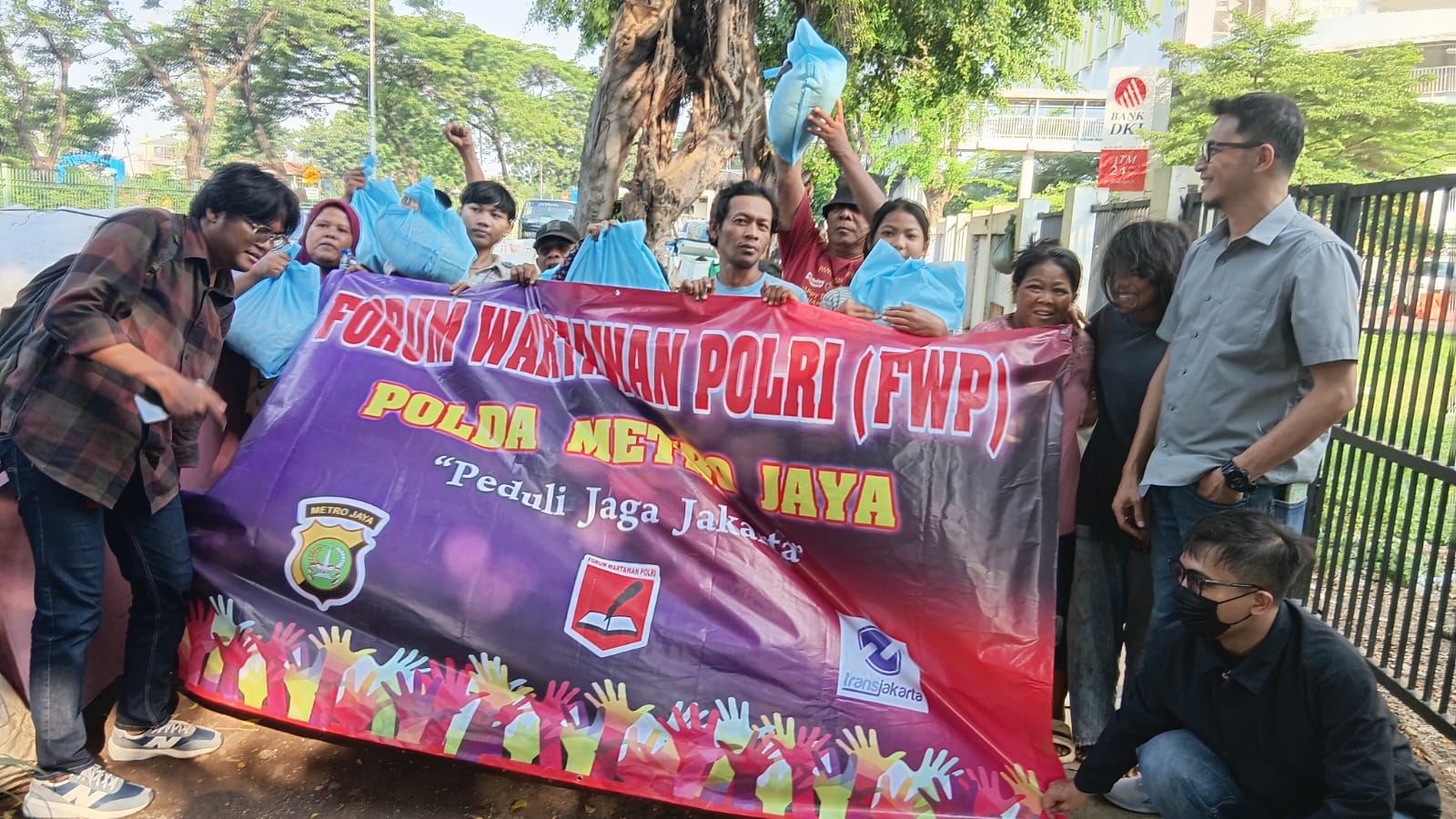 Forum Wartawan Polri Polda Metro Jaya membagikan bansos. (Foto/Istimewa)