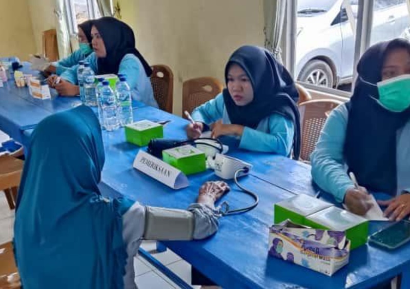 Warga melakukan pemeriksaan kesehatan (Foto/Istimewa)