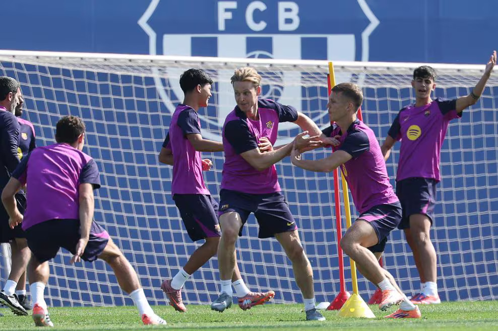 Pemain Barcelona sedang melakukan latihan menjelang laga melawan PSG di Liga Champions. (Foto/uefa.com)