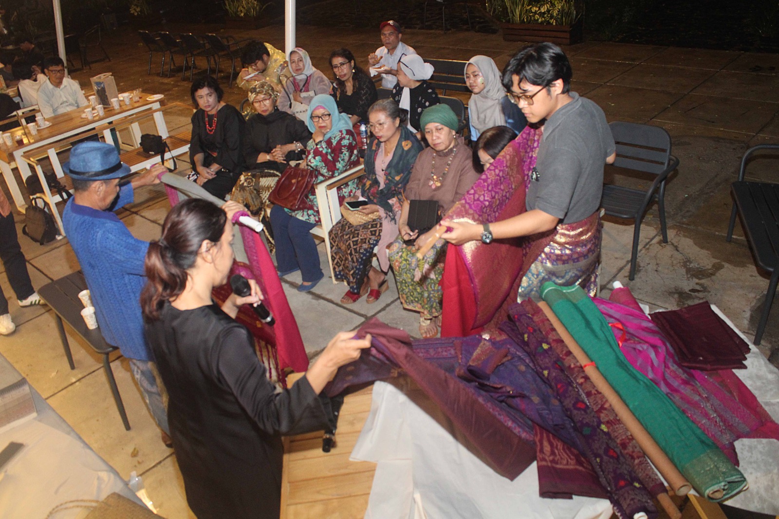 Uni Oza beri pandangan dalam diskusi  “Songket Warisan Serumpun Antar Bangsa". (BeritaNasional/Elvis/HO FIB UI)