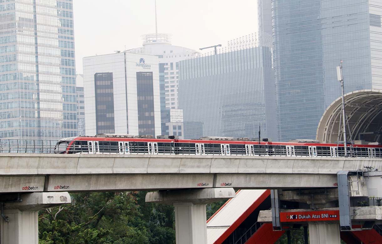 Rangkaian LRT (Light Right Transit) Jakarta melintas di Stasiun Dukuh Atas, Jakarta, Jumat(17/10/2025).(Beritanasional.com/Oke Atmaja)