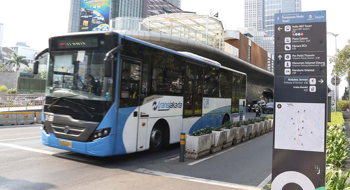 Bus Transjakarta melintasi jalur busway Jalan Sudirman-Thamrin, Jakarta, Kamis(16/10/2025). (Beritanasional.com/Oke Atmaja)