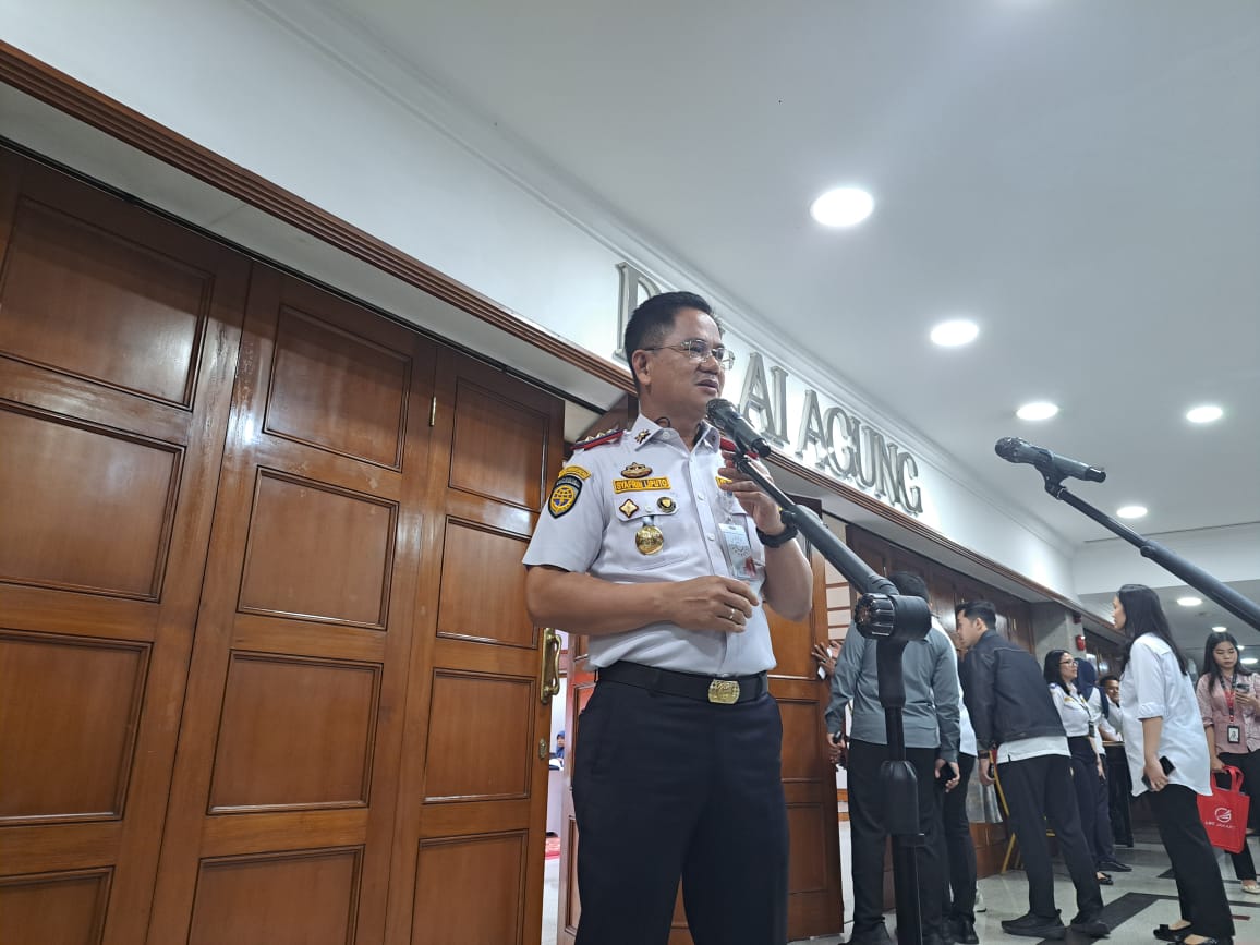 Kadishub DKI Syafrin Liputo saat diwawancarai. (BeritaNasional/Lydia)