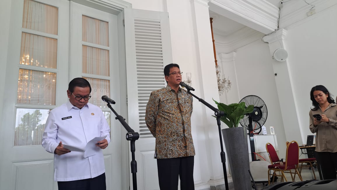 Gubernur DKI Jakarta Pramono Anung dan Menkeu Purbaya Yudhi Sadewa memberikan keterangan kepada wartawan di Balai Kota. (BeritaNasional/Lydia)