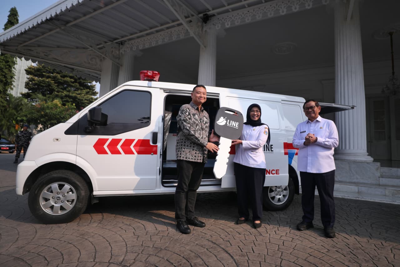 Pemprov Jakarta menerima bantuan ambulans listrik. (BeritaNasional/Lydia)