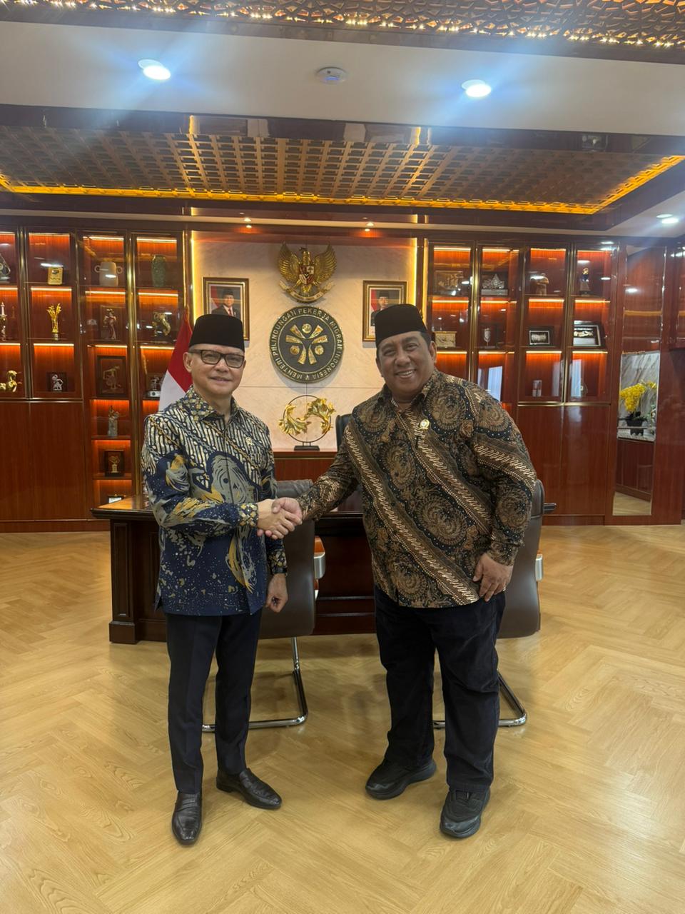 Presiden Pemuda Masjid Dunia Datuk H Said Aldi Al Idrus bersama Menteri P2MI Mukhtarudin (kiri). (Foto/Dok Pemuda Masjid Dunia)