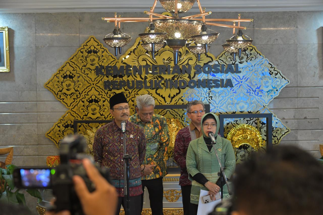 Mensos Saifullah Yusuf alias Gus Ipul (kiri) saat memberikan keterangan pers. (Foto/Dok Kemensos)