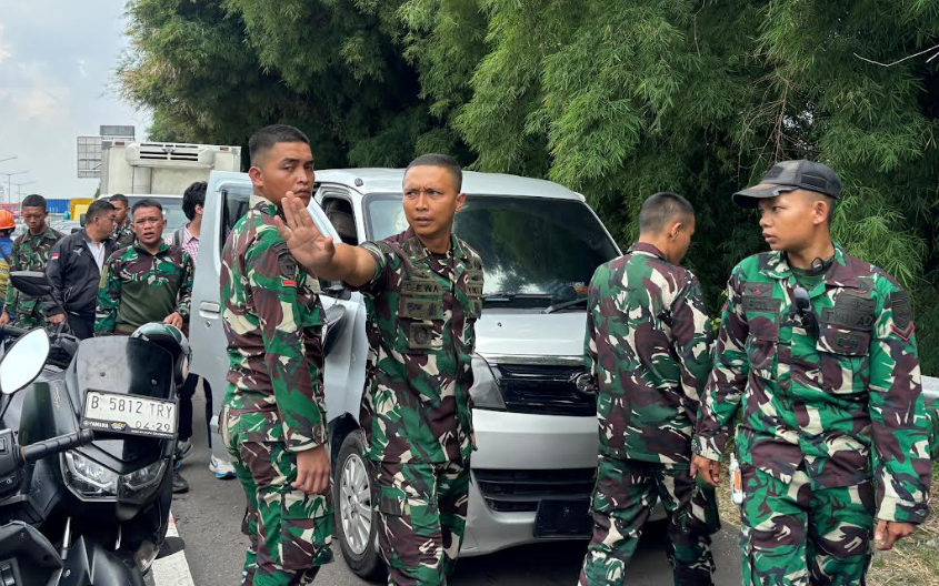 Sejumlah TNI AD menghentikan aksi kawanan maling motor. (BeritaNasional/Bachtiaruddin)
