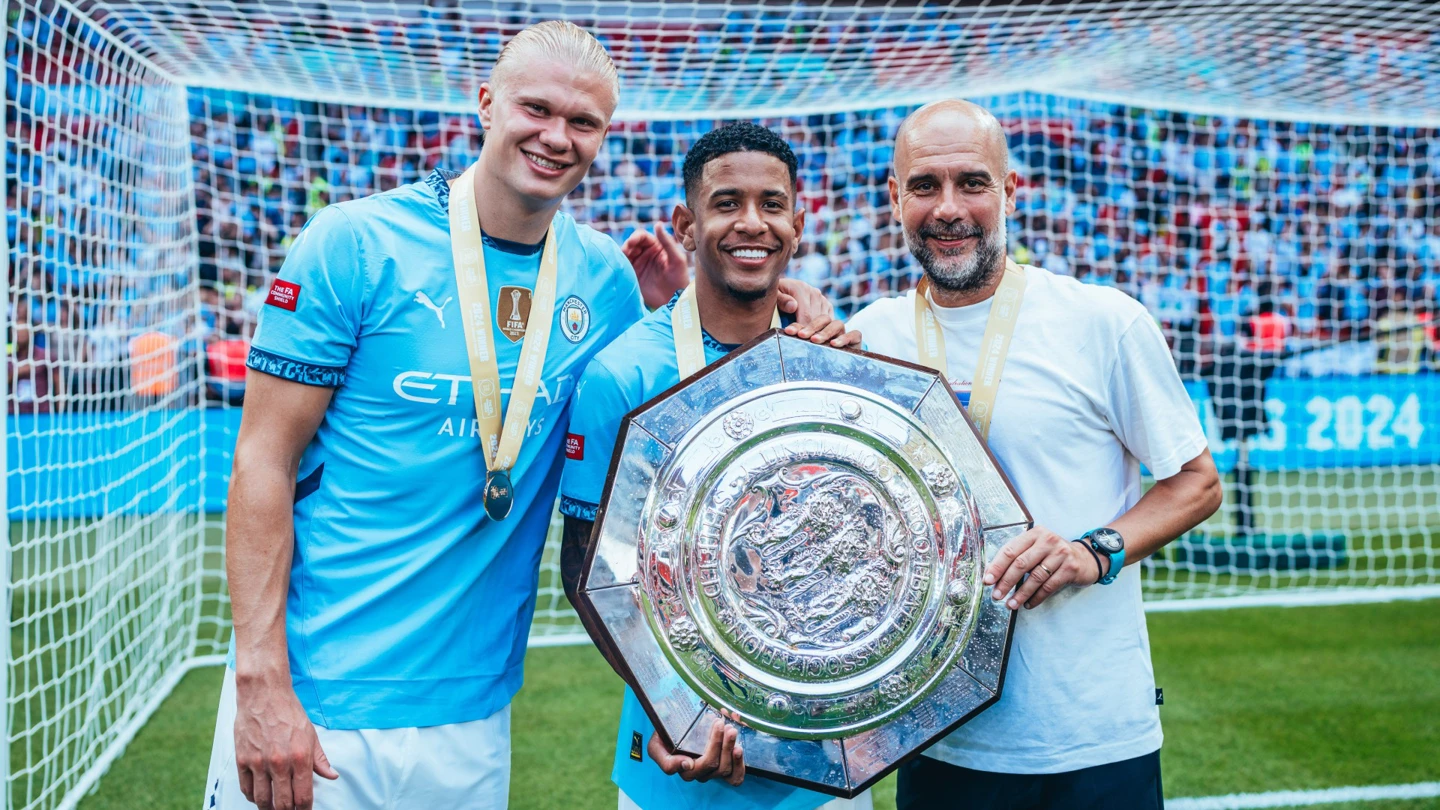 Penggawa Man City Saviho (tengah) dan Erling Haaland bersama Pelatih Pep Guardiola (kanan). (Foto/mancity.com)