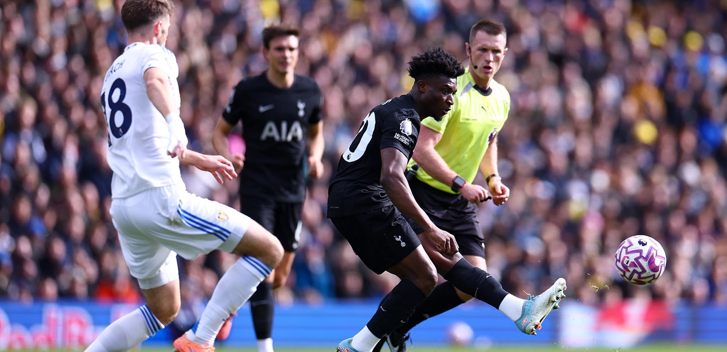 Penggawa Tottenham Hotspur sedang menguasai bola. (Foto/tottenhamhotspur.com)